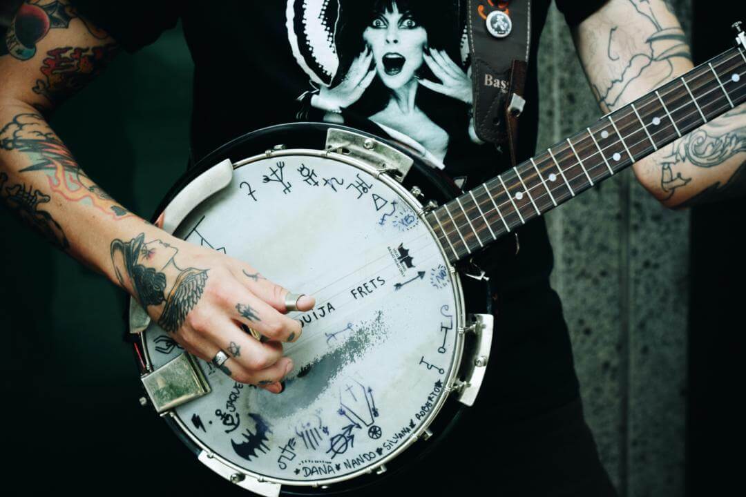 matheus ferrero unsplash banjo player tattoos hands torso