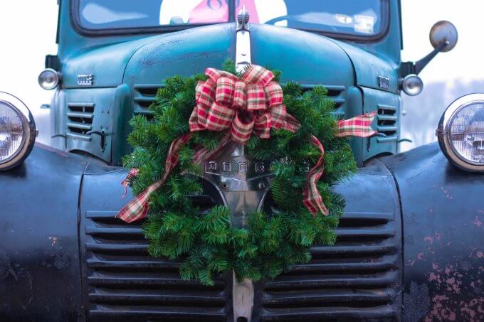 holiday 2022 truck wreath - ryan-wallac-unsplash