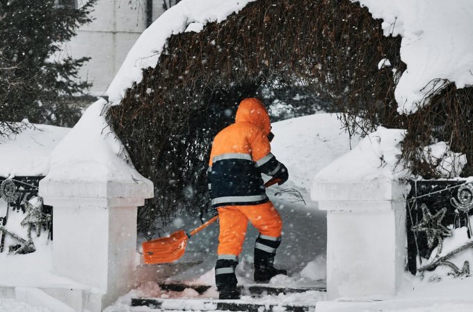 snow shoveling safety maxim-tolchinskiy